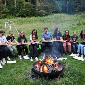 Lustige Lieder werden rund um das Lagerfeuer gesungen.